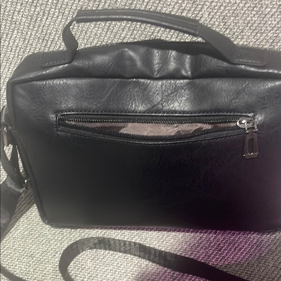 Sleek Black Messenger Bag with Adjustable Strap and Structured Design - Picture 5 of 16